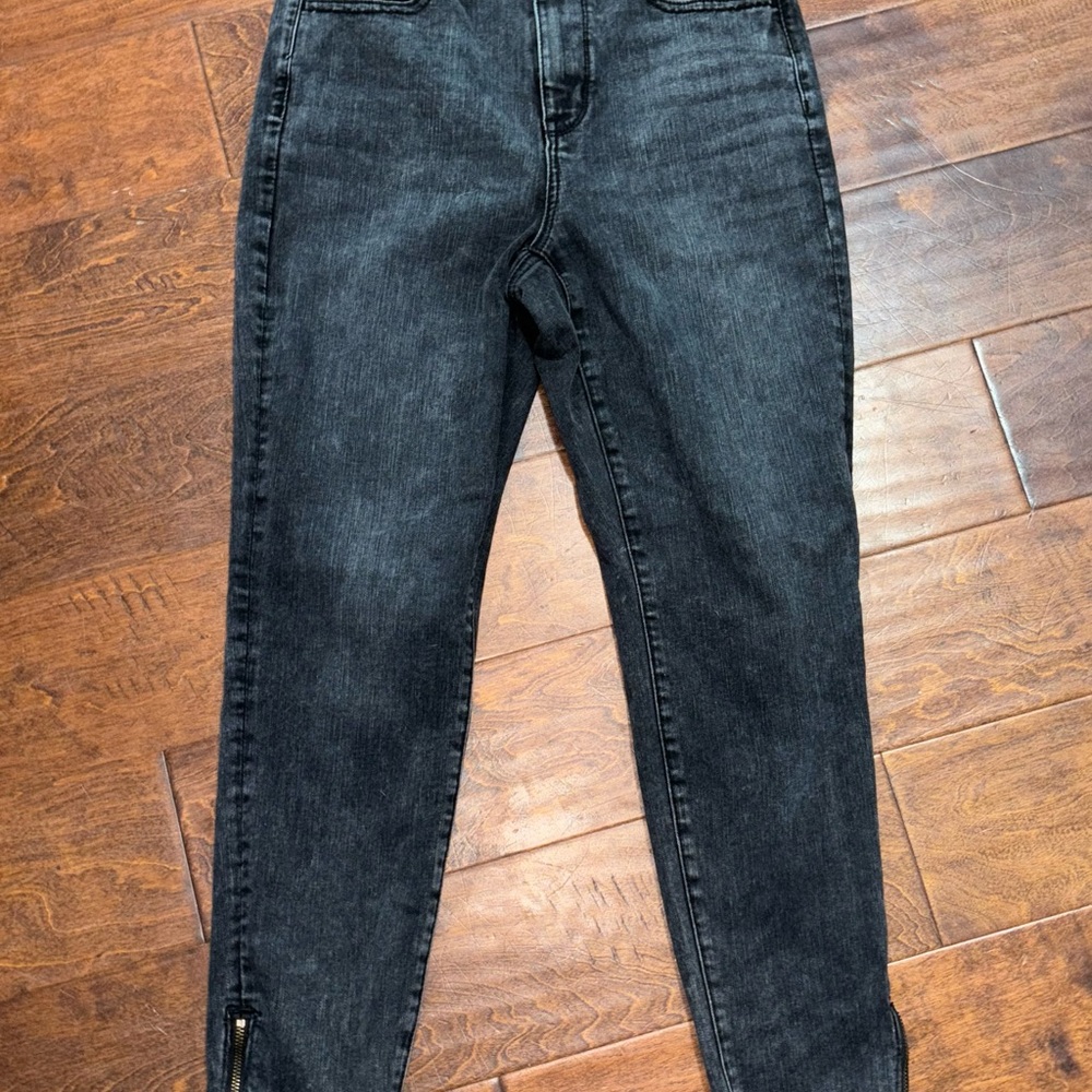 American Eagle Women’s Size 8 Short Dark Denim Jeans with Ankle Zippers